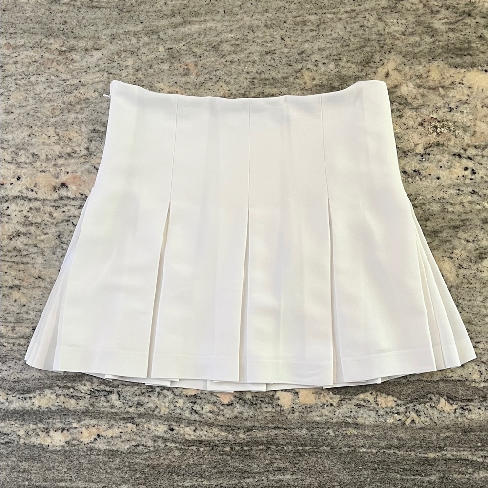Like New 🌸 Aritzia Babaton White Crepe Pleated Skater Mini Skirt Sz 4 / US S